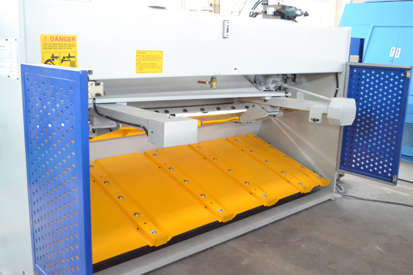 神沖液壓閘式剪板機(jī)QC11Y-4X2500背面圖片.jpg 神沖液壓閘式剪板機(jī)QC11Y-4X2500正面圖片.jpg