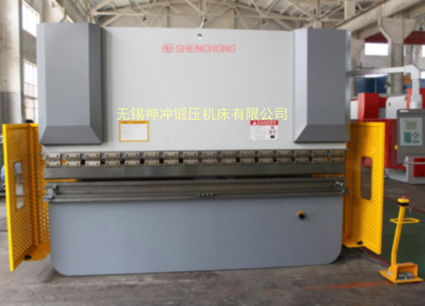 160噸3米2數(shù)控折彎?rùn)C(jī).jpg 160噸3米2數(shù)控折彎?rùn)C(jī).jpg