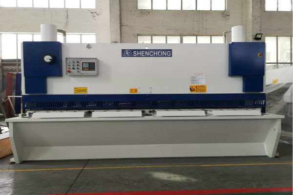 無錫神沖數(shù)控剪板機(jī).jpg 無錫神沖數(shù)控剪板機(jī).jpg