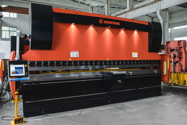 無錫神沖數(shù)控折彎機.jpg 無錫神沖數(shù)控折彎機.jpg