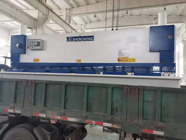 8x3200數(shù)控剪板機(jī)