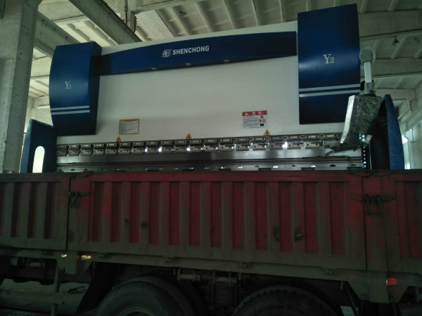 數(shù)控折彎機裝車發(fā)貨 數(shù)控折彎機裝車發(fā)貨