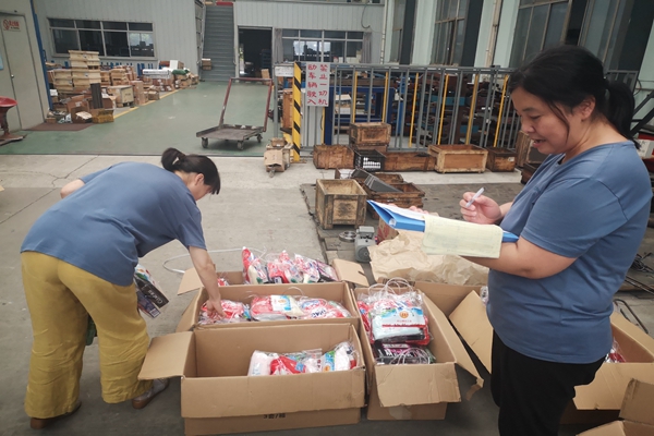 陽山鎮(zhèn)總工會到無錫神沖開展“夏季送清涼”活動 陽山鎮(zhèn)總工會到無錫神沖開展“夏季送清涼”活動