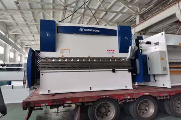 兩臺油電混合數(shù)控折彎機(jī)分別是160噸4米、125噸3米2