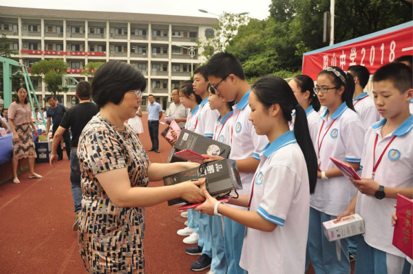 楊董事長(zhǎng)頒獎(jiǎng) 楊董事長(zhǎng)頒獎(jiǎng)