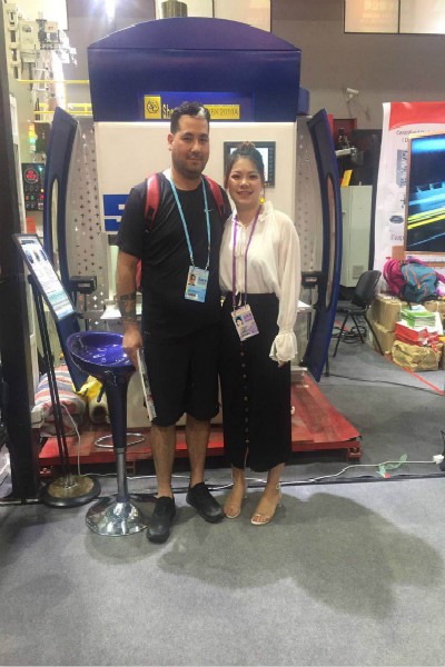 廣交會(huì)上與客戶合影 廣交會(huì)上與客戶合影