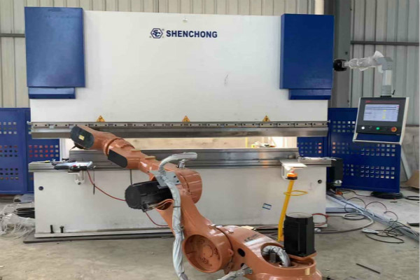 6軸數控折彎機裝6軸機器人安裝中 6軸數控折彎機裝6軸機器人安裝中