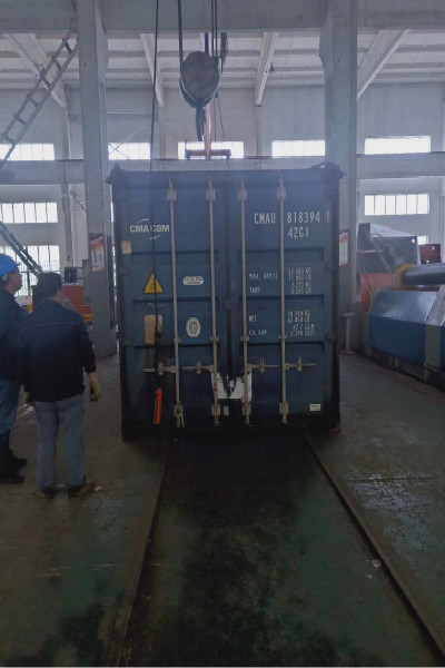 裝進集裝箱的剪板機 裝進集裝箱的剪板機