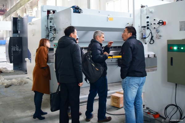 澳大利亞老客戶參觀無錫神沖機床生產(chǎn)車間 澳大利亞老客戶參觀無錫神沖機床生產(chǎn)車間