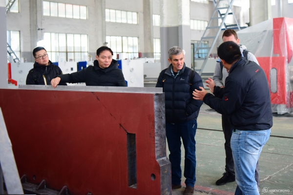 澳大利亞客戶來無錫參觀神沖機床生產(chǎn)車間 澳大利亞客戶來無錫參觀神沖機床生產(chǎn)車間