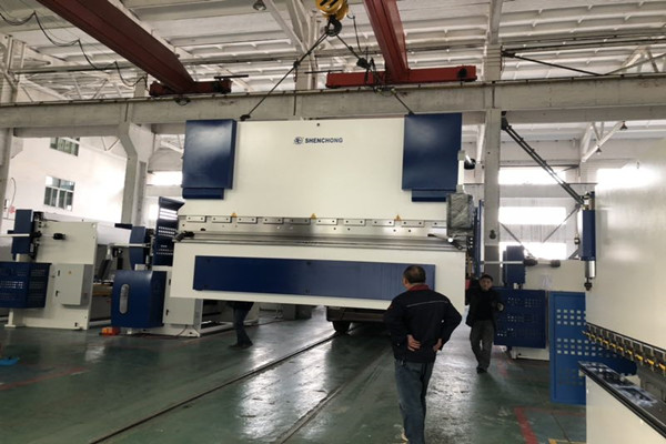 高精度數(shù)控折彎機發(fā)往安徽.jpg 高精度數(shù)控折彎機發(fā)往安徽.jpg